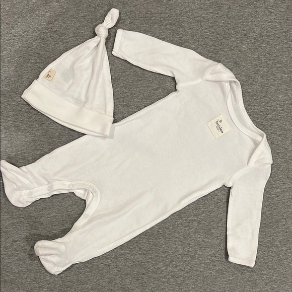 Burts Bee Baby 100% Organic Cotton One Piece Footed Pajama and Hat Set Newborn​ - Picture 1 of 7